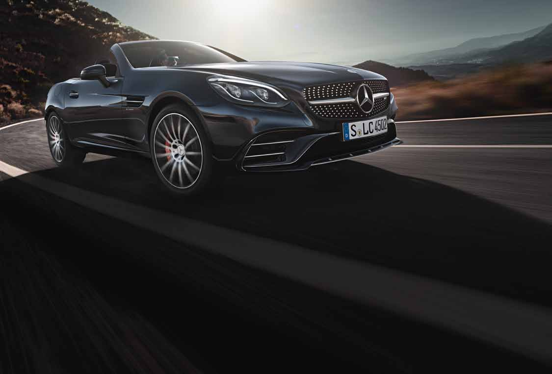 61 Tökéletesség a legapróbb részletekig. Hosszú motorháztető és messze hátra helyezett utastér a Mercedes-AMG SLC 43 egy sportkocsi tipikus jellemzőit mutatja.