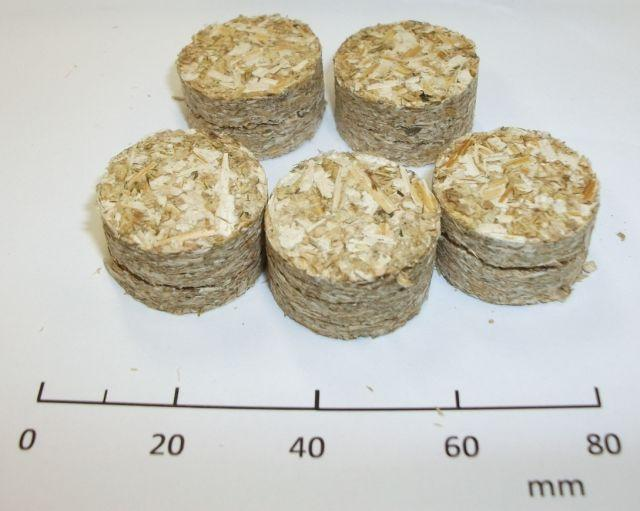 18. ábra: Hibás brikettek (x < 4 mm, 15 % nedvesség, 80 C, 150 MPa) A tabletták átmérőjéből, magasságából és tömegéből kiszámoltam a testsűrűségeket. Ezek átlagát a 12. és a 14. táblázat tartalmazza.