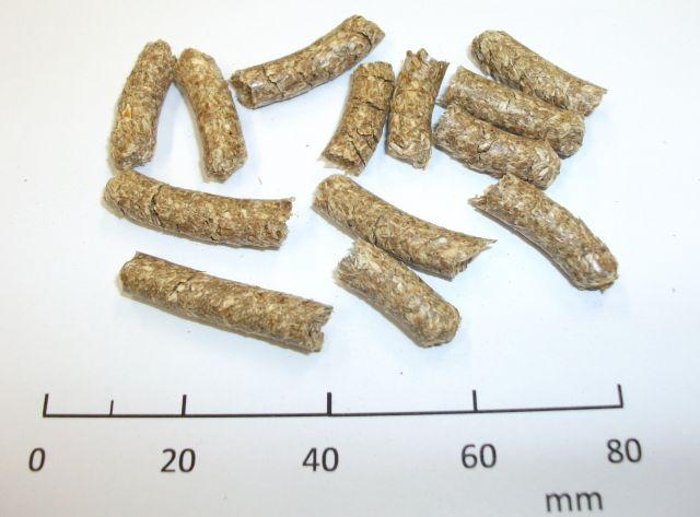 27. ábra: Legrosszabbnak minősített pelletek (5% kenőanyag-tartalom) A pelleteknél kiválasztottam 10-10 darabot, tömegük, átmérőjük és magasságuk alapján számoltam a testsűrűségüket.