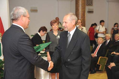 Kitüntetések A Vidékfejlesztési Minisztérium augusztus 20-i ünnepségén dr. Fazekas Sándor miniszter rangos elismeréseket adott át. A díjazottak között volt a Kunszövetség három tagja is.