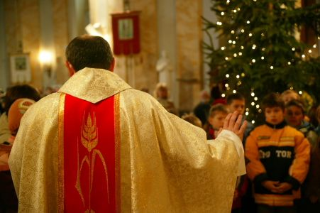 ünnepéhez kötődnek. Például Ipolytarnócon, Litkén és Mihálygergén komoly hagyományok kapcsolódnak ehhez az ünnephez. Megszentelték a vízzel a házakat, az ólakat. A bölcsőre is szent vizet hinttek.