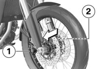 z Karbantartás Szerelje ki az 1 jelű olajszintmérő pálcát. Töltsön utána motorolajat az előírt szintig. Motorolajszint ellenőrzése ( 83). Szerelje be az olajszintmérő pálcát.