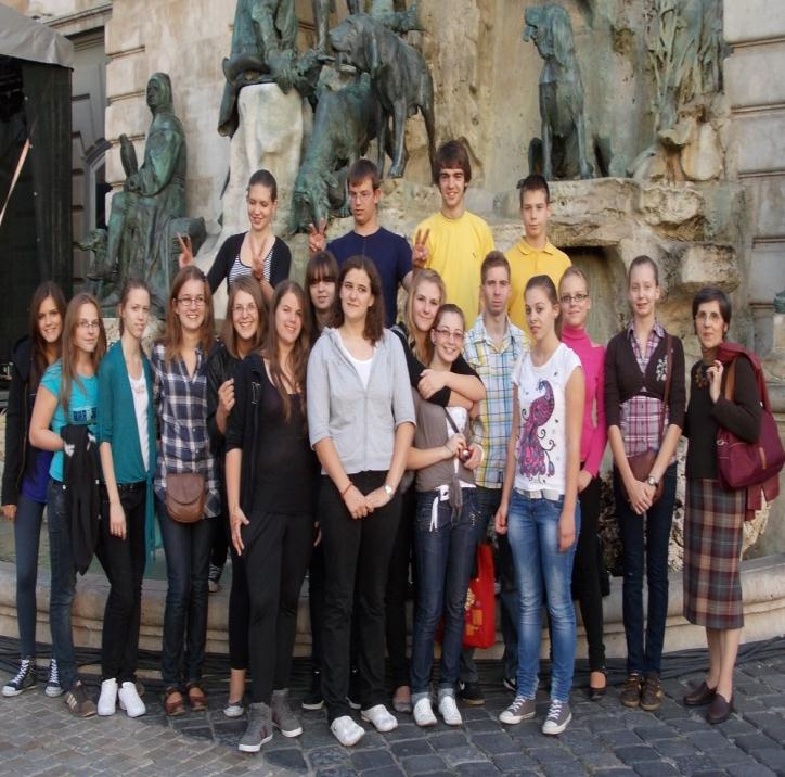 CSODÁLATOS RAJZFILM Mi, HOŠIG-os kollégisták tanárnőink kíséretében 2011. október 6-án ellátogattunk a Széchenyi könyvtárba.