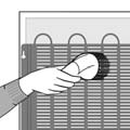 legegyszerűbben a porszívó műanyag keféjével tisztíthatja meg. Tísztitsa meg az edényt a hütőszekrény kompresszorja felett is (ne távolítsa el).
