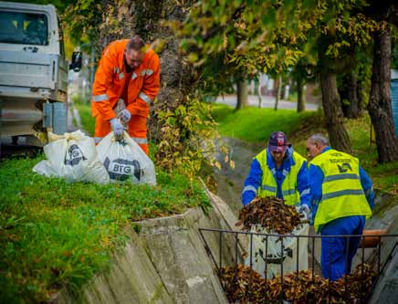 Park- és közterület fenntartás KÖZTISZTASÁGI FELADATOK A közterületen található 24 játszótéren kívül 17 közintézményi játszóeszközökön végzünk állagmegóvási és felújítási feladatokat.