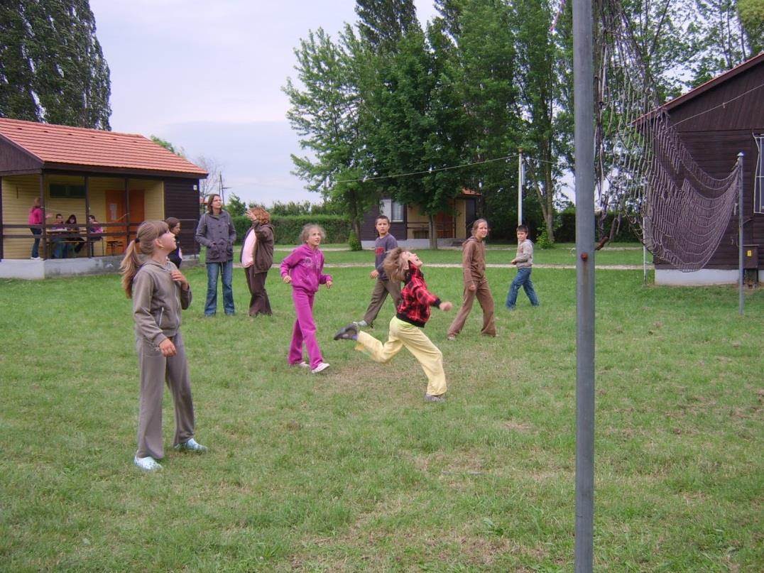 járják reggel a faházakat, és így térítik észhez az álomszuszék táborlakókat. Tehát már reggeltől fogva vidám a hangulat.