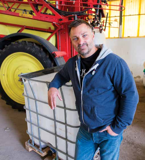 CÍMLAPSZTORI Urbán Zsombor a mulcshagyó, lazításos művelés mellé talajbaktériumokat is rendelt zal támogatjuk a talajéletet.