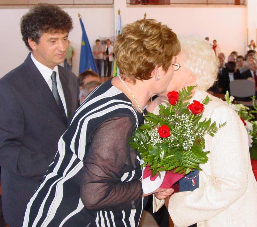 Gáncs István polgármester emlékplakettet és évkönyvet adott át az intézmény jelenlegi dolgozóinak és nyugdíjas