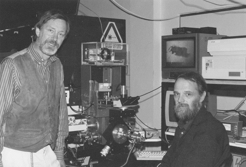 Fred McLafferty (1923) elektron ionizációval kapott tömegspektrumok értelmezése, adatbázisba foglalása Franz Hillenkamp (1936-2014) és Michael