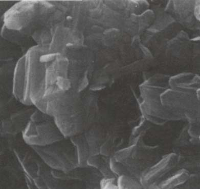 2:1 (TOT) szerkezetű agyagásvány: illit kálium 7.5 µm K Si 8 (Al,Mg,Fe) 4~6 O 20 (OH) 4 (K,H 2 O) 2. Megjelenése pehelyszerű.