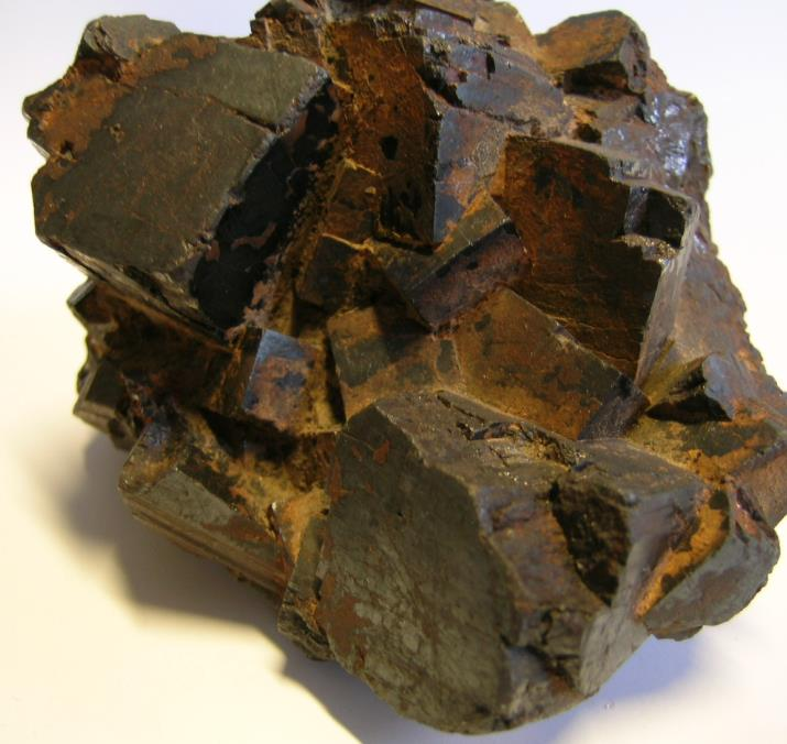 PSZEUDOMORFÓZA (=ÁLALAK) oxidáció pirit FeS 2, köbös goethit FeO(OH), rombos Paramorfóza: ha az eredeti és az új ásvány kémiai