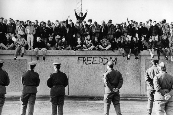 Egy város, egy fal A II. világháborút követően a vesztes Németországot és fővárosát, Berlint megszállták a győztes antifasiszta koalíció csapatai.