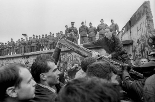 Kelet-berliniek a fal bontásakor 1989. november 11-én A következő napokban a berliniek a valóságban is bontani kezdték a falat, a határzár magánszorgalmú eltávolítása különösen az 1990.