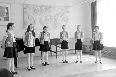 a legkisebbek 3. osztályosok, a legnagyobb közreműködő a 13. osztályba jár.