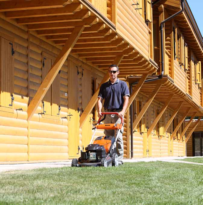 Fűnyírók ALLROAD PLUS 4 acélházas önjáró fűnyíró Az új ALLROAD PLUS 4 acélházas, 45-51 cm vágásszélességű fűnyírót 4 vágórendszer jellemzi, amely a gyűjtő funkción túl mulcsozó és oldalkidobós
