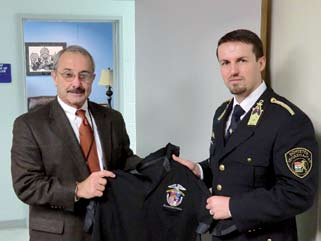 Interjú Amerikából jöttem Túszok és túszejtõk csak eddig jöhetnek Pesti Ferenc bv. őrnagy, a Fiatalkorúak Bv.