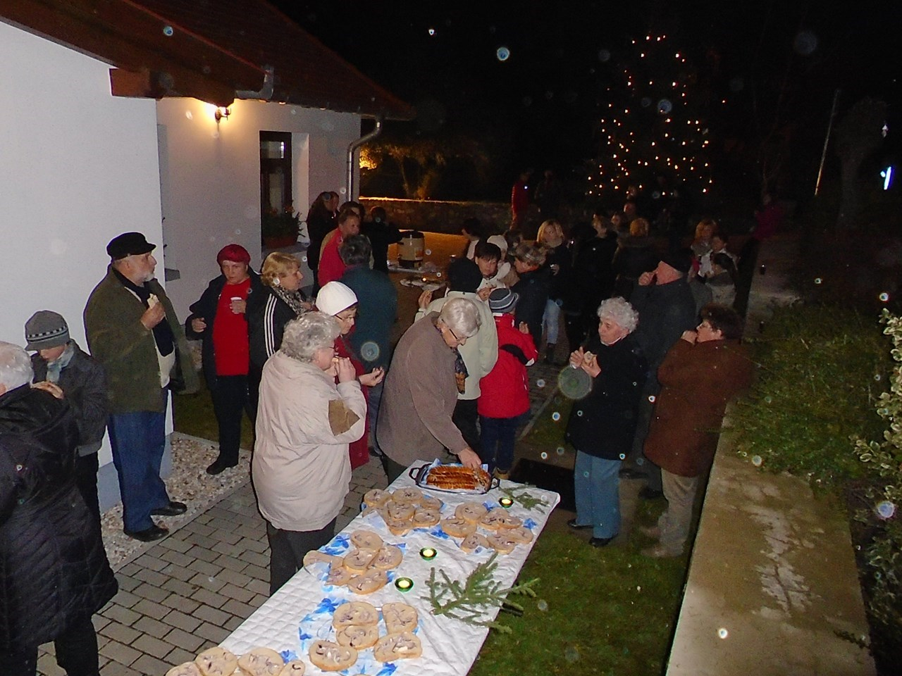 pedig az Újévi csobbanás előhangja következett. A szervezők itt is megvendégelték a kilátogatókat, a meleg teát Németh Zoltán, a forralt bort Czilli Károly és Töreki Zoltán főzték.