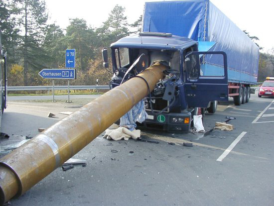 A rakományrögzítés szükségessége A rakomány által a környezetére kifejtett erők hátterében egy igen alapvető fizikai elv áll: ha egy mozgó tárgyra nem hat erő, a tárgy egyenes vonal mentén azonos