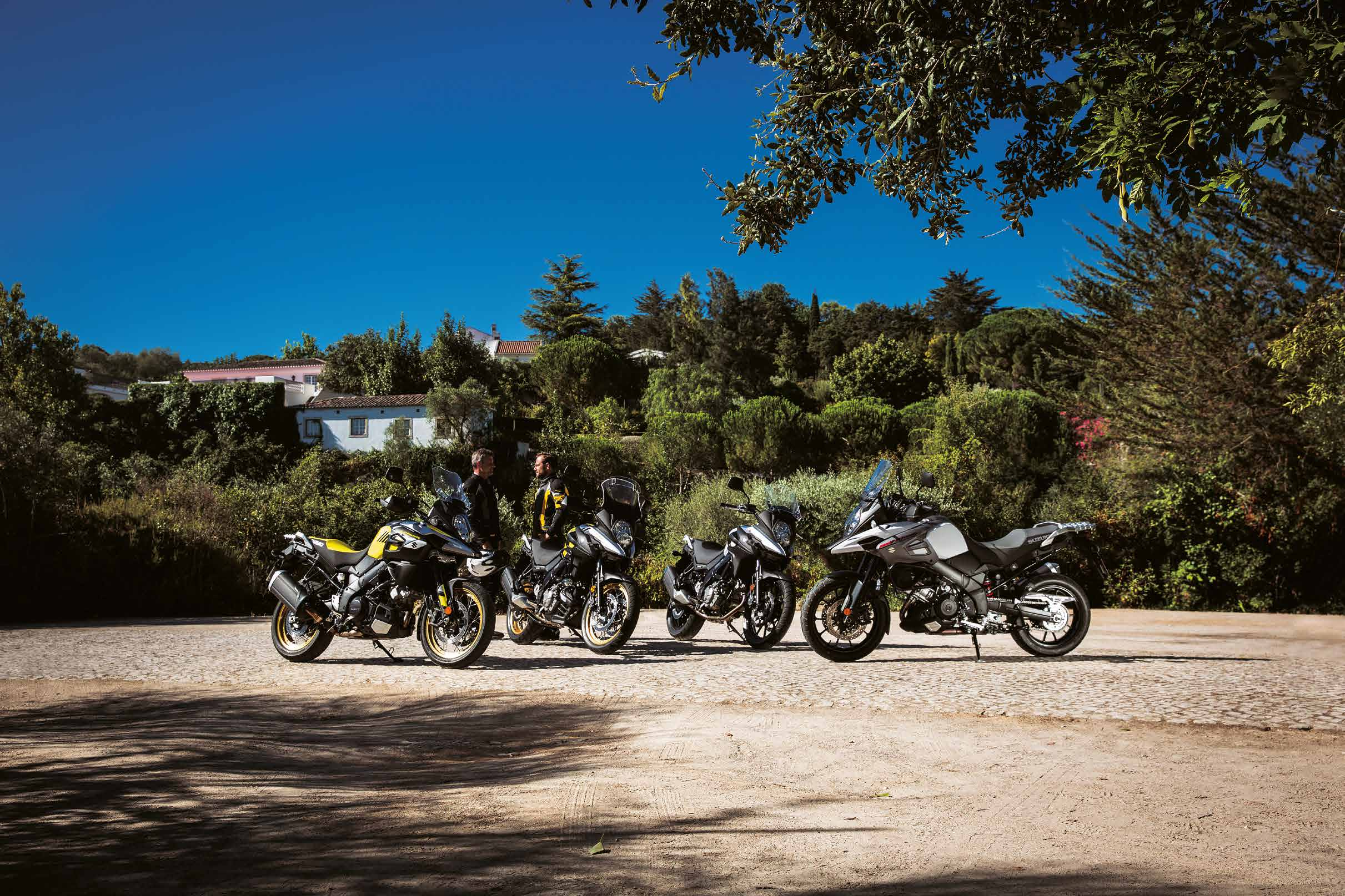 Hagyd ott a mindennapokat. Hadd fújja el a szél a gondokat. Indulj neki az útnak, a hegyeken túl, minden határon túl. A könnyű súly és az erős motor elvarázsol.