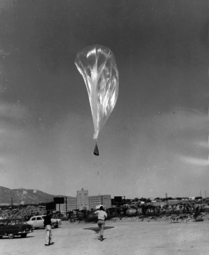 10. Метеоролози често користе балоне напуњене хелијумом или водоником да би на велике висине подигли разне мерне инструменте.