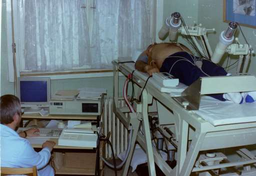 Myocardiális perfusio változása: 1. Nyugalomban VÁLTOZÓ IRÁNYÚ GRAVITÁCIÓS TERHELÉS BILLENŐ ASZTALON Talliumklorid izotóp Tl-201 perfúziós scintigraphia 2.