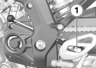 6 106 z Motorozás Váltási fordulatszám Menet közben a váltásra figyelmeztető fényjelzés 1 azt a fordulatszámot mutatja, ahol ajánlott a következő fokozatba kapcsolni.