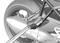6 112 z Motorozás A spanifereket hátul mindkét oldalon rögzítse az utas lábtartójára, és feszítse meg.