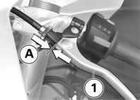 z Karbantartás Ellenőrizze rendszeresen a fékfolyadék szintjét. A hibát a lehető leggyorsabban ki kell javítani szakszervizben, a legcélszerűbb, ha egy BMW Motorrad Márkaszervizhez fordul.