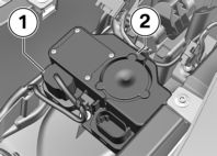 9 A hátsó váz alatt 182 Felszerelések z 1 A DWA és a HP Race adatrögzítő csatlakozója