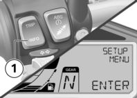 z Kezelés 4 51 Nyomja meg annyiszor röviden az INFO gombot 1, hogy megjelenjen a SETUP MENU ENTER lehetőség. Nyomja hosszan az INFO gombot 1 asetupmenu megnyitásához.