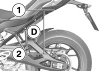 z Beállítás Tartsa függőlegesen a motorkerékpárt (ne támassza az oldaltámaszra), és mérje le a hátsó burkolat 1 jelű alsó széle és a láncvédő 2 jelű csavarja közötti D távolságot.