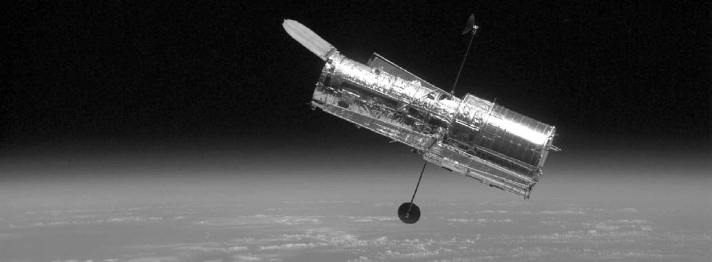 A nemzetközi és hazai ûrtevékenység fô területei Minden kétséget kizáróan bebizonyosodott a csillagászok korábbi gyanúja, mely szerint a galaxisok középpontjában óriási fekete lyukak rejtôznek.