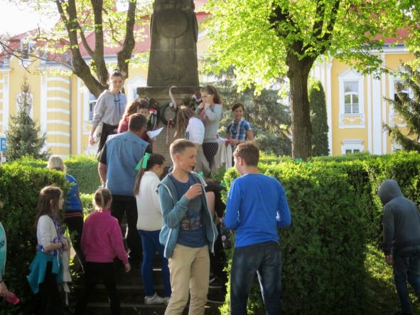 felhívni a közvélemény figyelmét. A flashmob műfaja a bevont pedagógusok többsége számára korábban ismeretlen volt, ezért a modul által biztosított segédanyagoknak nagy hasznát vették.
