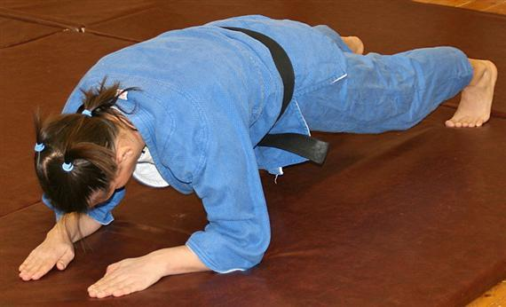Judo gyakorlati segédanyag 4. Az előző feladat végrehajtása következik folyamatosan a kiinduló helyzet emelésével.