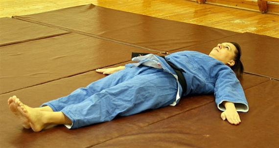 Judo gyakorlati segédanyag Nem a lábujjak alatti párnás részre támaszkodik, hanem a lábfejre a tanuló. A fej előrecsapódik. Esés hátra/zuhanóesés hátra oktatása 1.