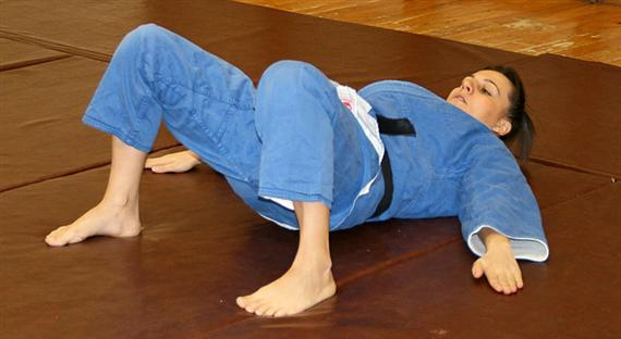 (A hátra esés e formáját főleg a jiu jitsuban, de egyéb más küzdősportokban is használják.
