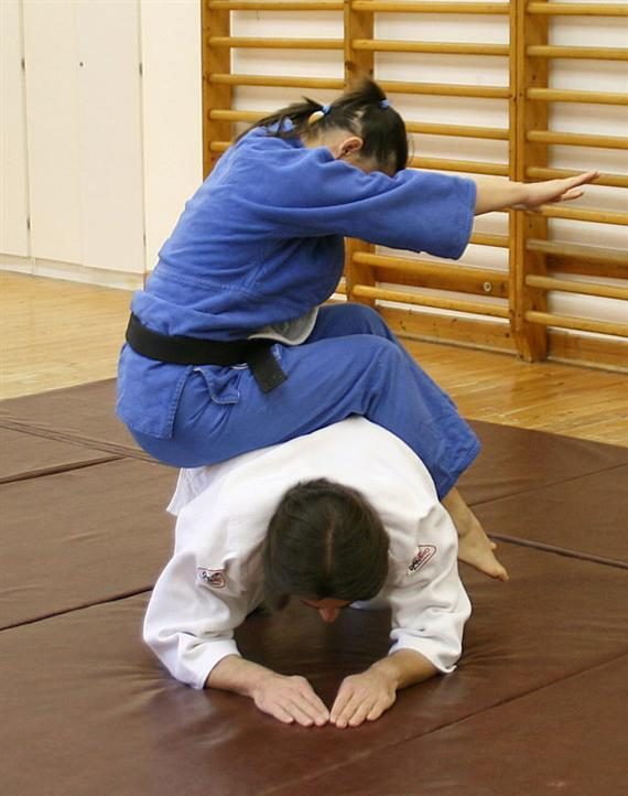Judo gyakorlati segédanyag Ezután lassan lecsúszik a társ hátáról és tompítást végez.