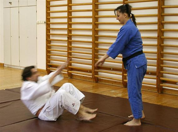 Judo gyakorlati segédanyag A leggyakoribb hibák: A tompítófelület nem megfelelő kialakításához kapcsolódó hibák: Nem lefelé néző tenyérrel, hanem kézéllel tompít a tanuló.