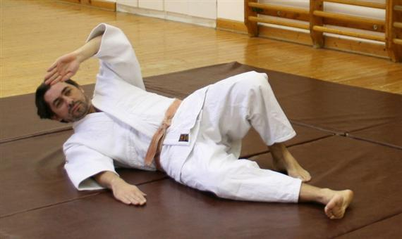 Judo gyakorlati segédanyag fokos szöget zár be a törzshöz viszonyítva, illetve megközelítően párhuzamos a talajon fekvő láb combjával.