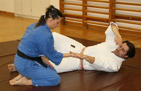 Judo gyakorlati segédanyag 3. A tompítás technikájának, erősségének megéreztetésére alkalmazzuk a következő páros gyakorlatot. Az esést gyakorló az oldalesés véghelyzetét veszi fel.