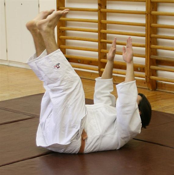 Judo gyakorlati segédanyag 5. Ezután a kiinduló helyzeteket és magasságot variáljuk.