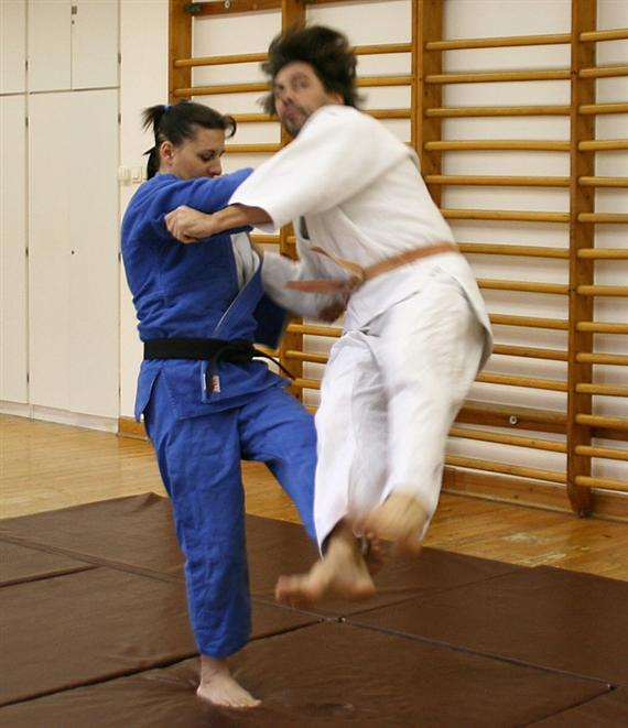 Judo gyakorlati segédanyag 15. A zuhanóesés előre gyakoroltatható társ segítségével is.