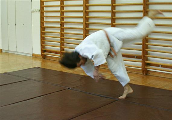 Judo gyakorlati segédanyag Nem gördül a tanuló és nem süllyeszti a súlypontját, hanem álló helyzetből eldől.