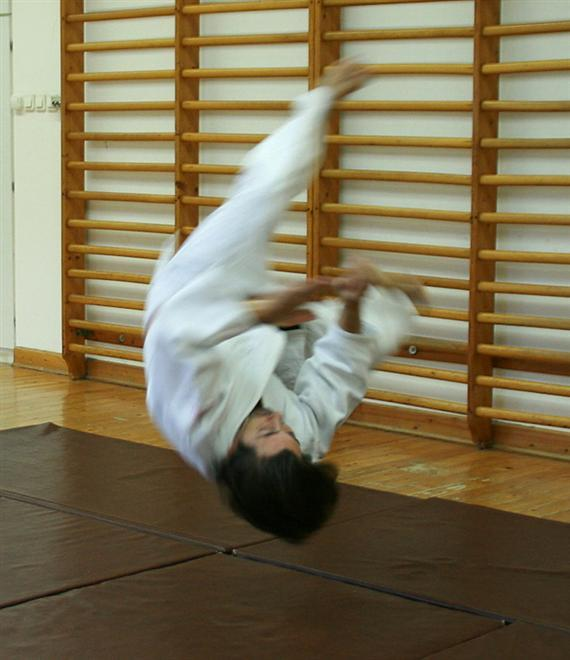 Judo gyakorlati segédanyag A szabadesésnek létezik olyan formája is, amikor egy szaltómozdulattal indítjuk az esést és végül a hátraesésnél