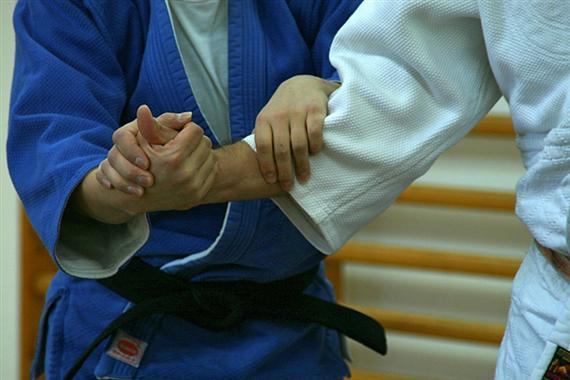 Judo gyakorlati segédanyag Félvállas gurulás előre A félvállas gurulások oktatásánál hagyatkozhatunk, mint előzetes ismeretre, a mindenki által ismert gurulóátfordulás előre ( bukfenc ) technikájára.