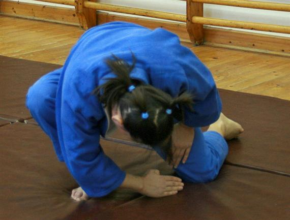 Judo gyakorlati segédanyag 6. A magasságot folyamatosan emeljük harántterpeszállásig. Először követeljük meg az oldalesés véghelyzetének felvételét, és hogy a tanuló ne guruljon ki az esést követően.