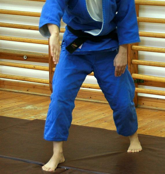 Judo gyakorlati segédanyag 7. Ezek után következhet a több lépésből, futásból történő végrehajtás, illetve a társ általi lökésből történő végrehajtás.