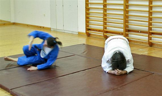 Judo gyakorlati segédanyag Gyakran előforduló hibák: A gurulás nem félvállon történik, hanem ugyanúgy próbálja végrehajtani a tanuló, mint a gurulóátfordulást előre.