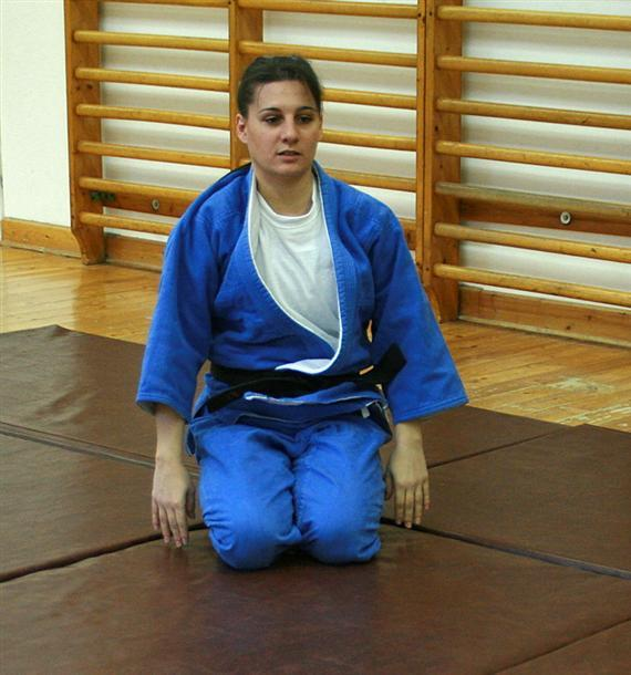 Judo gyakorlati segédanyag 5. A következőkben emeljük a kiinduló helyzet magasságát, így először guggolásból, hajlított állásból, végül állásból hajtják végre a gyakorlatot.