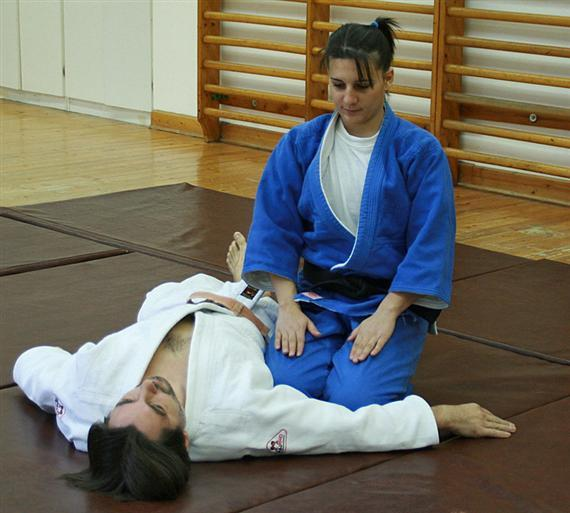 Judo gyakorlati segédanyag A támadó a hátul lévő lábát csak annyira helyezi hátra, hogy a leszorítás stabil legyen, de a védő ne érje el azt átkulcsolással.